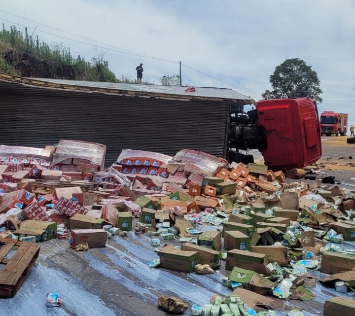 Colisão entre carro e caminhões deixa dois feridos na BR-163 em São José do Cedro