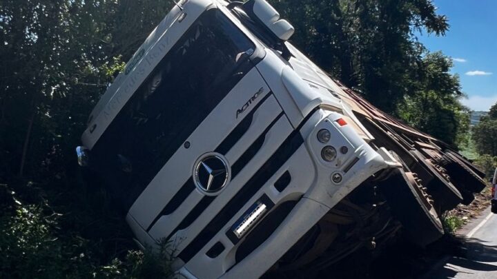 Caminhão sai da pista e tomba em barranco às margens da SC-155 em Xavantina