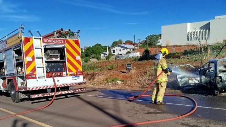 Veículo é destruído por incêndio em São Lourenço do Oeste