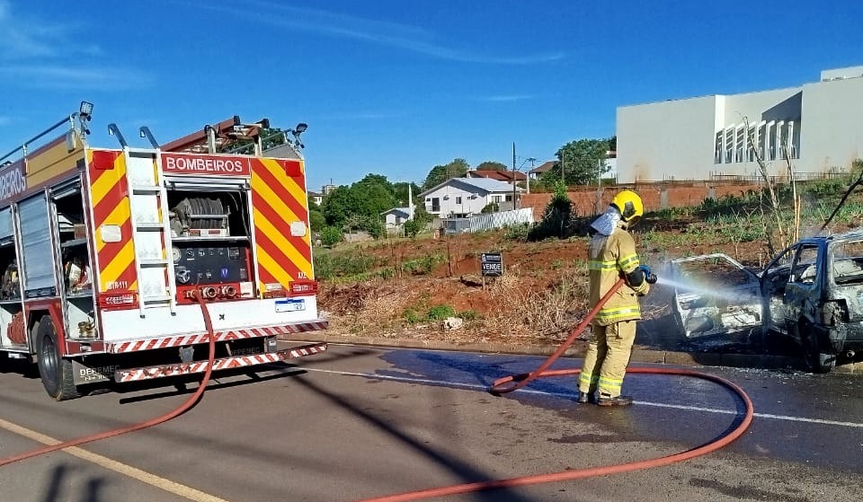 Veículo é destruído por incêndio em São Lourenço do Oeste