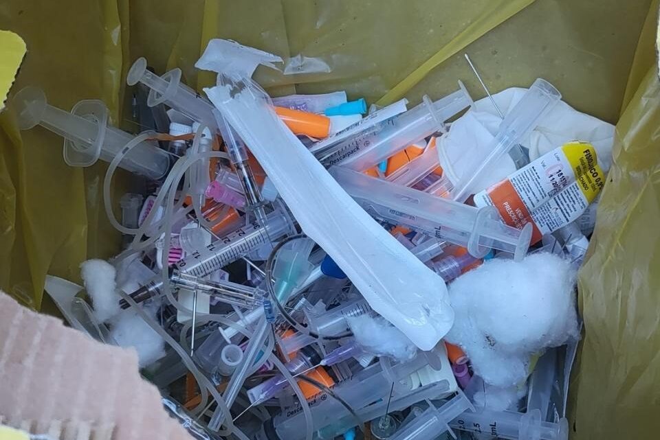 Polícia Civil conclui investigação sobre descarte irregular de materiais hospitalares próximo a escola