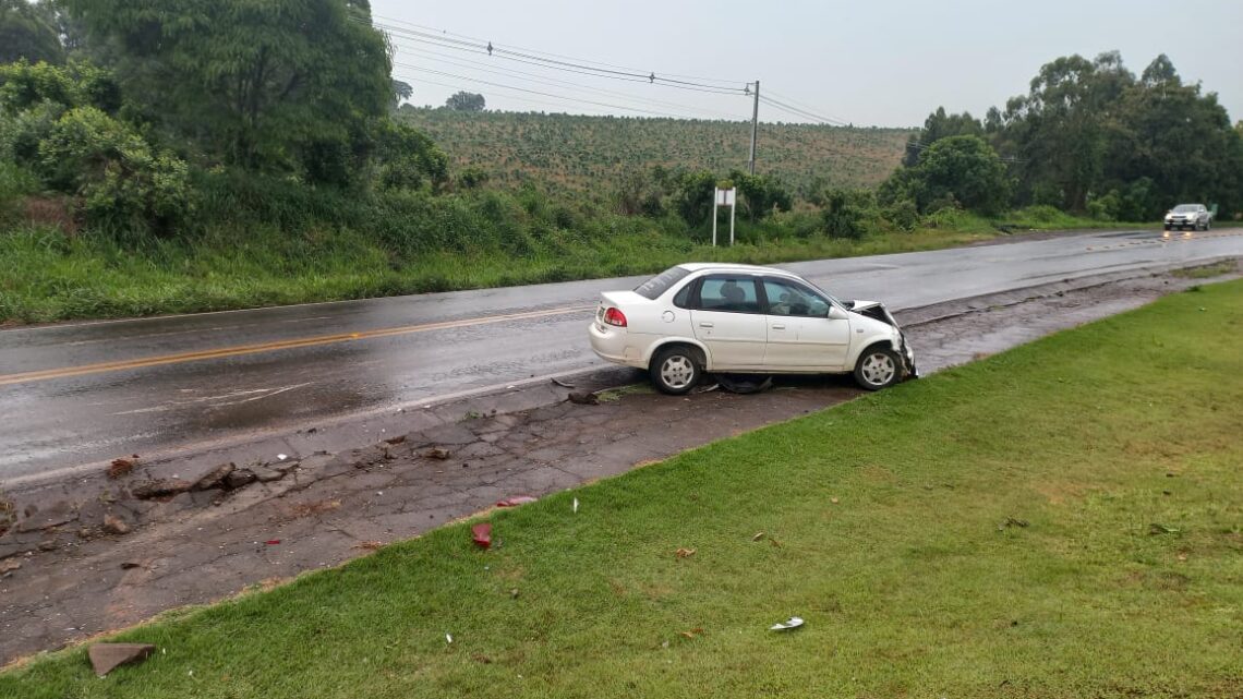 Acidente entre dois carros deixa uma mulher ferida na SC-283 em Chapecó