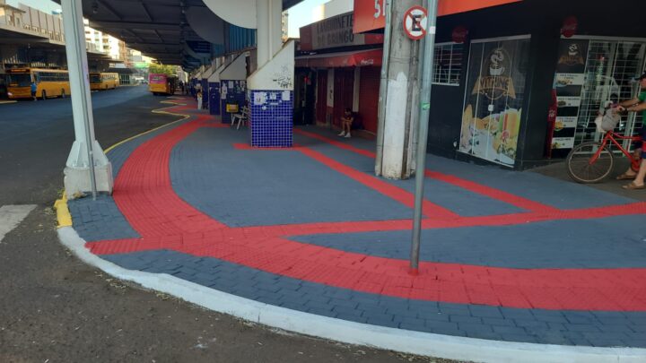 Terminal de transporte coletivo passa por limpeza nesta segunda-feira em Chapecó