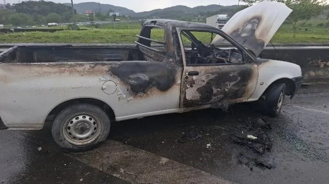 Corpo carbonizado é encontrado dentro de carro incendiado na BR-101