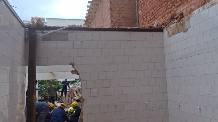 Desabamento durante demolição deixa dois trabalhadores feridos em Florianópolis