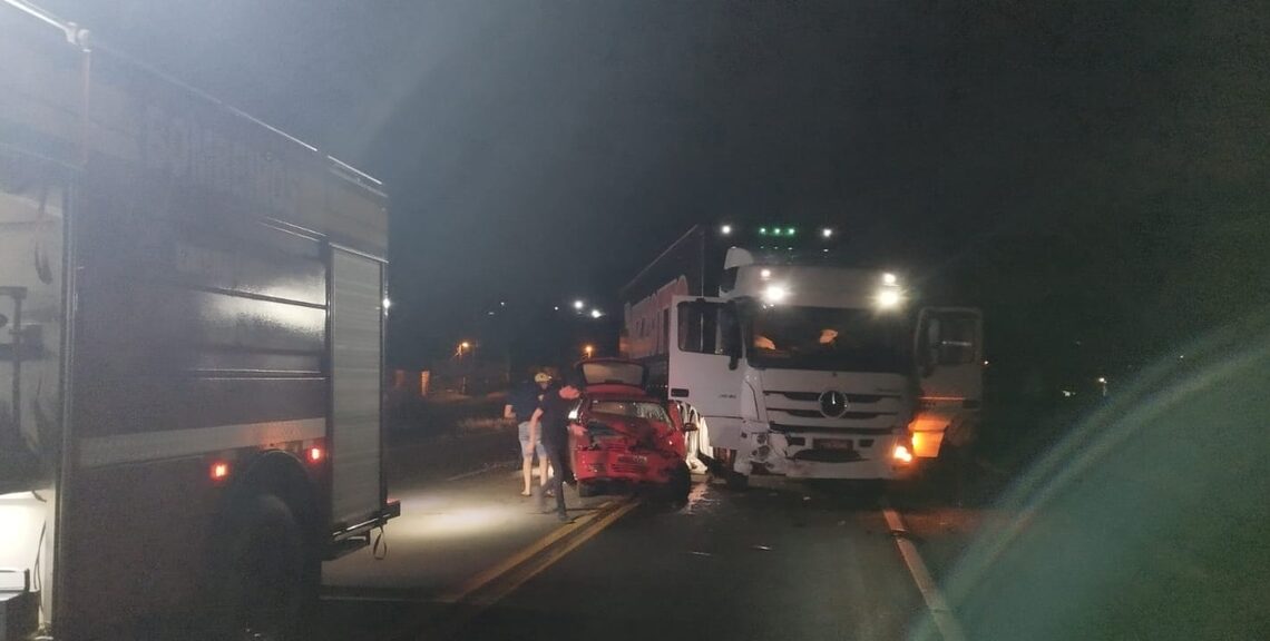 Colisão entre carreta e Gol deixa dois feridos na BR-282 em Ponte Serrada