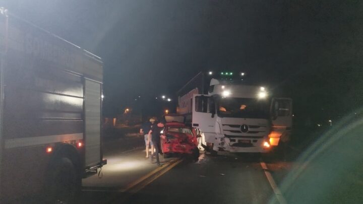 Colisão entre carreta e Gol deixa dois feridos na BR-282 em Ponte Serrada