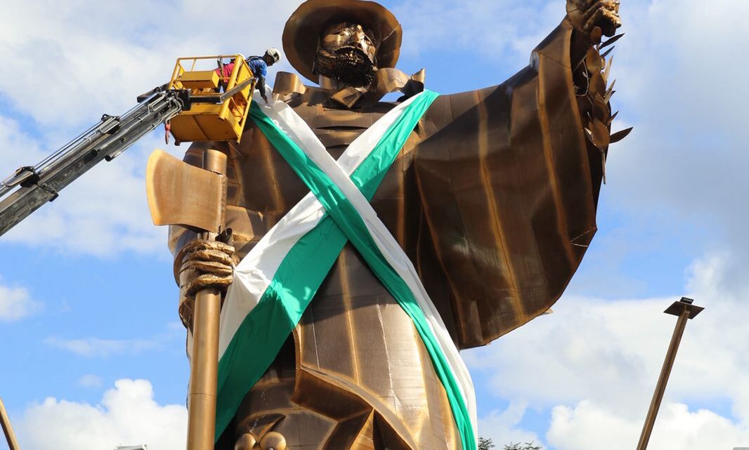 Prefeitura de Chapecó enfeita o monumento O Desbravador com as cores verde e branca