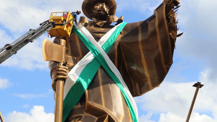 Prefeitura de Chapecó enfeita o monumento O Desbravador com as cores verde e branca