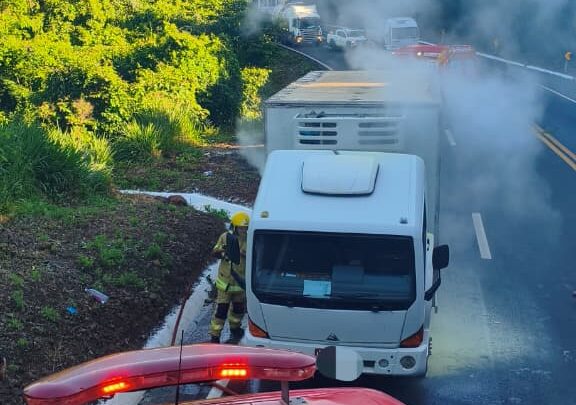 Incêndio em caminhão baú mobiliza bombeiros na BR-158 em Cunha Porã