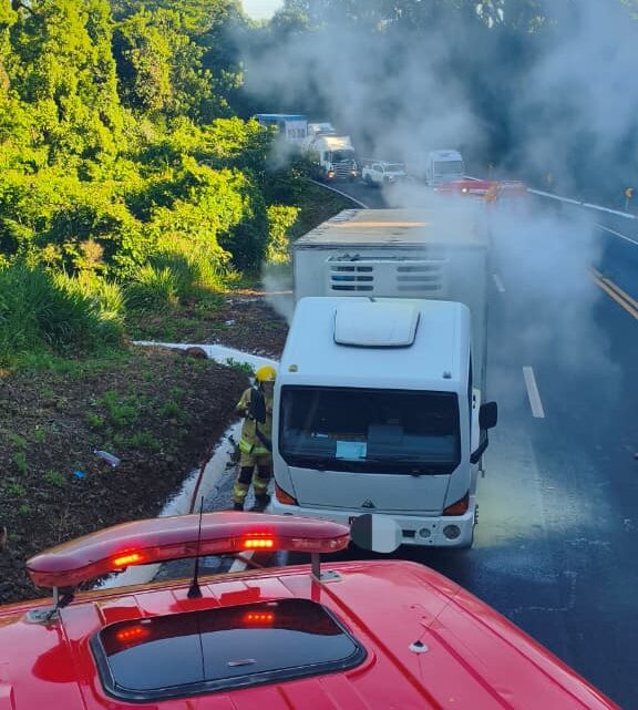 Incêndio em caminhão baú mobiliza bombeiros na BR-158 em Cunha Porã