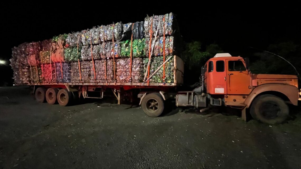 PF apreende dois caminhões com sucata de plástico na fronteira com a Argentina
