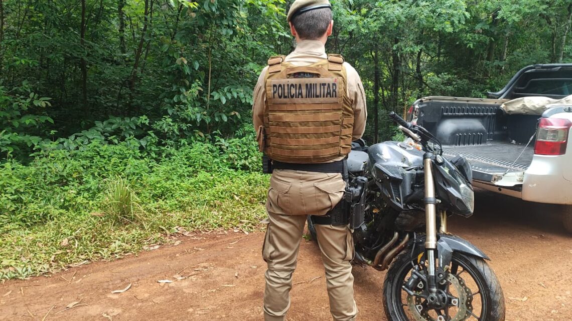 Polícia Militar localiza motocicleta furtada escondida em área de mata em Xanxerê
