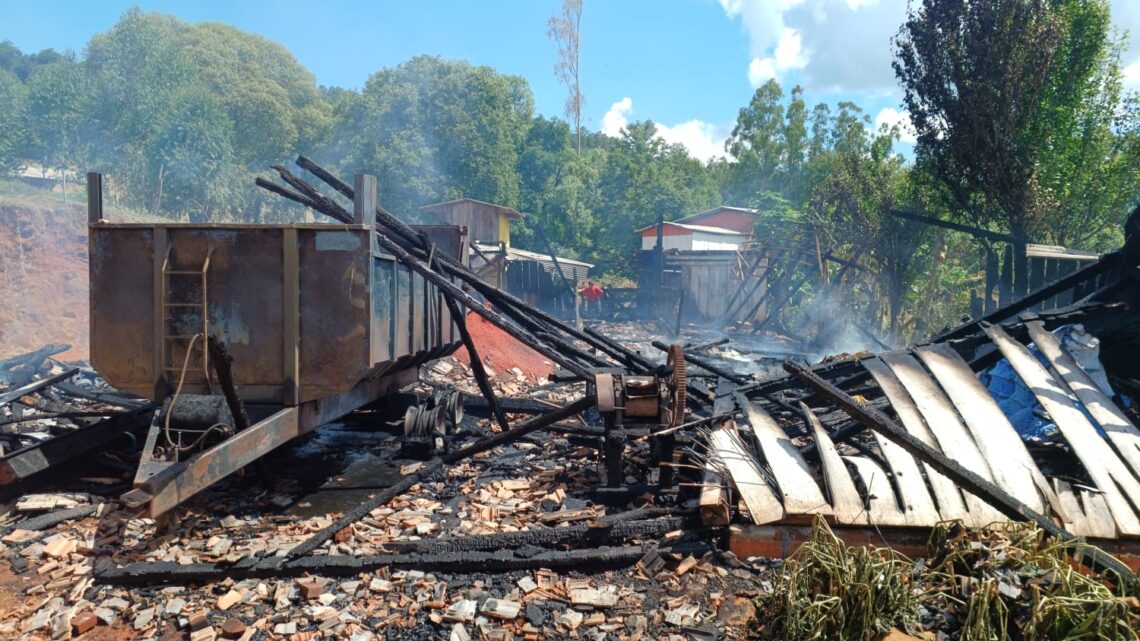 Incêndio em edificação agropastoril destrói galpão e deixa três feridos em São João do Oeste
