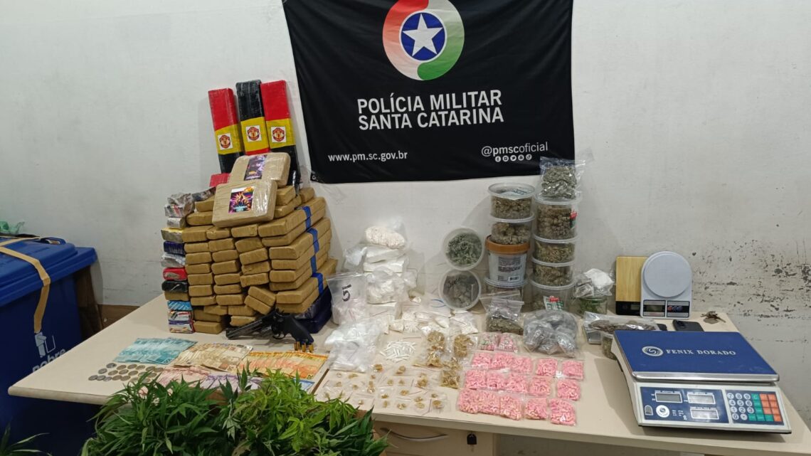 Guarnição intercepta delivery de drogas e encontra maconha, cocaína, ecstasy e estufas em imóvel em SC