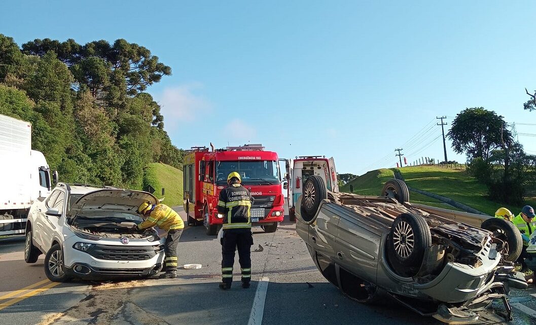 Acidente com capotamento deixa um ferido na BR-116 em Mafra