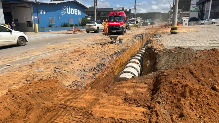 Dois trabalhadores ficam feridos após desabamento de calçada em São Bento do Sul