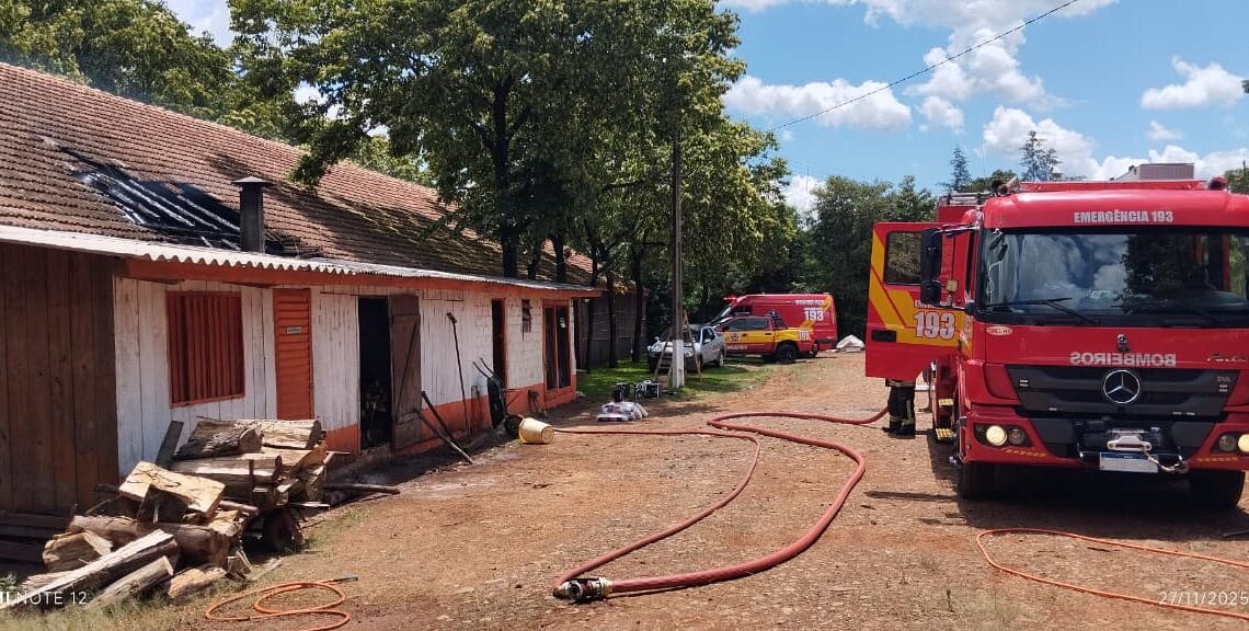 Aviário é parcialmente consumido por incêndio em comunidade rural de Bom Jesus do Oeste; veja o vídeo