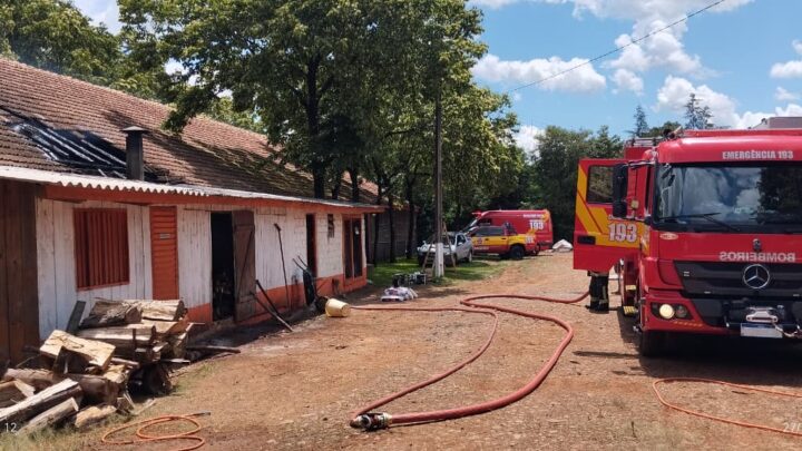 Aviário é parcialmente consumido por incêndio em comunidade rural de Bom Jesus do Oeste; veja o vídeo