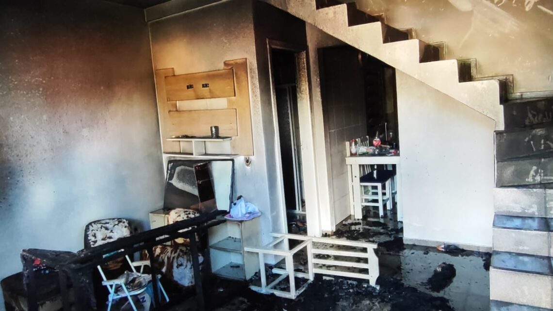 Homem é retirado à força de casa em chamas após se recusar a deixar o imóvel em Chapecó