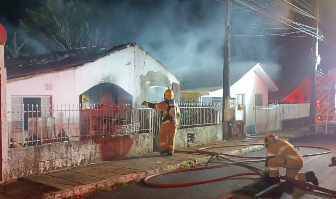 Homem é socorrido inconsciente durante incêndio em residência em Xanxerê