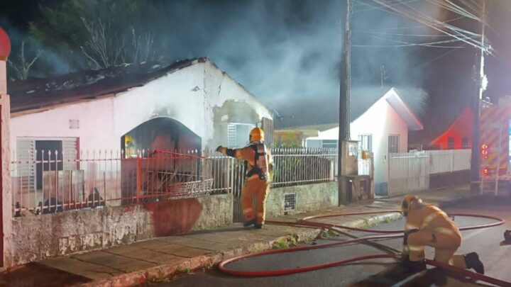 Homem é socorrido inconsciente durante incêndio em residência em Xanxerê
