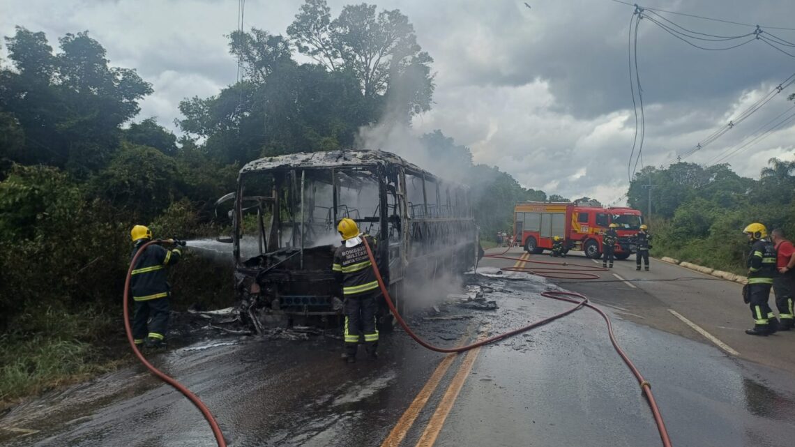 Ônibus fica destruído ao pegar fogo em Lacerdópolis