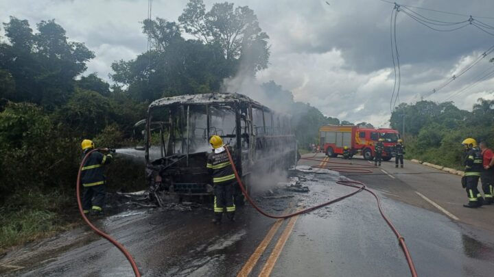 Ônibus fica destruído ao pegar fogo em Lacerdópolis