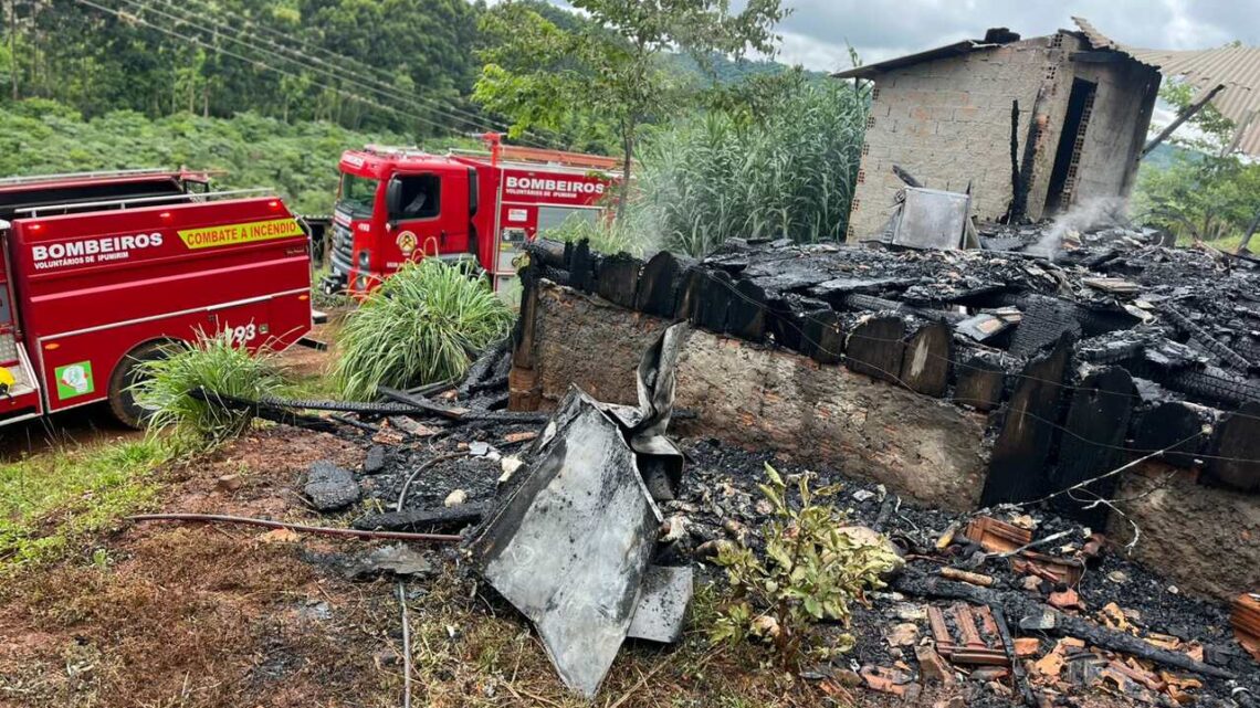 Residência pega fogo e fica destruída em Ipumirim