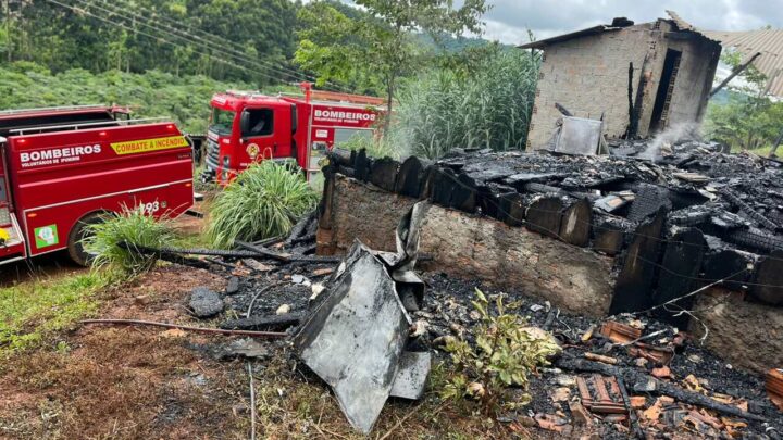 Residência pega fogo e fica destruída em Ipumirim
