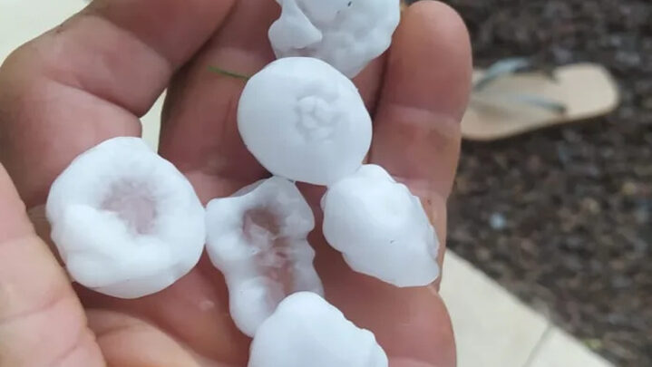 Temporal e chuva de granizo causam estragos em Seara; veja as imagens
