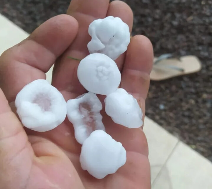 Temporal e chuva de granizo causam estragos em Seara; veja as imagens