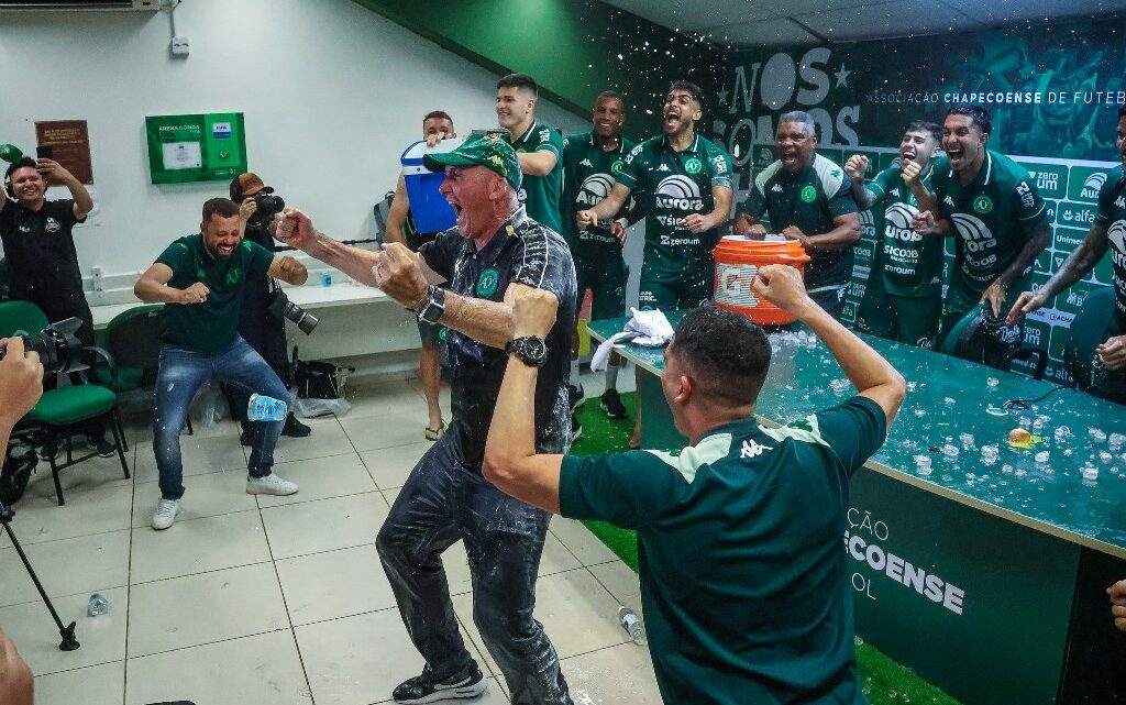 Veja registros da vitória da Chape e acesso à Série A