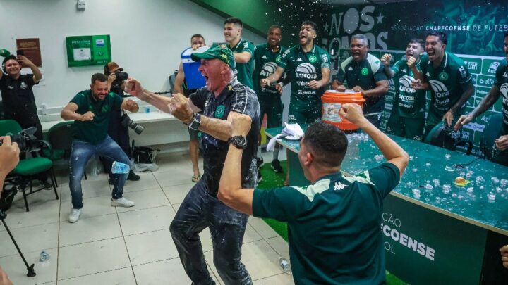 Veja registros da vitória da Chape e acesso à Série A