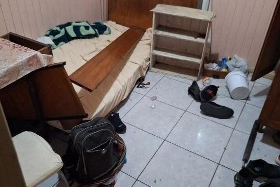 Homem é preso após depredar pensão e patrimônio público em Herval d’Oeste