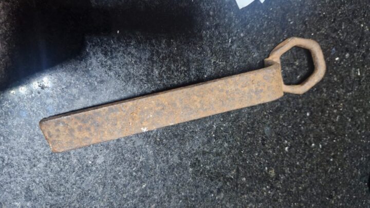 Homens invadem posto de combustível, causam danos e fogem com R$ 750 em Maravilha