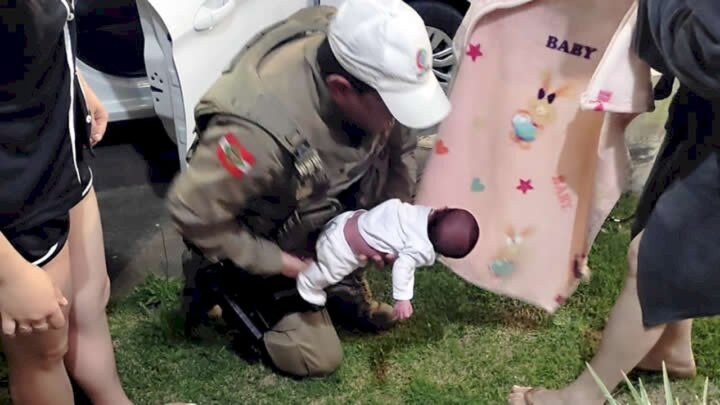 Policiais rodoviários salvam bebê de 16 dias que estava engasgada em Palmeira