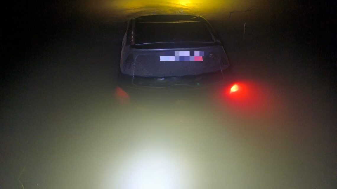 Carro para dentro de açude após sair da pista no Extremo-Oeste