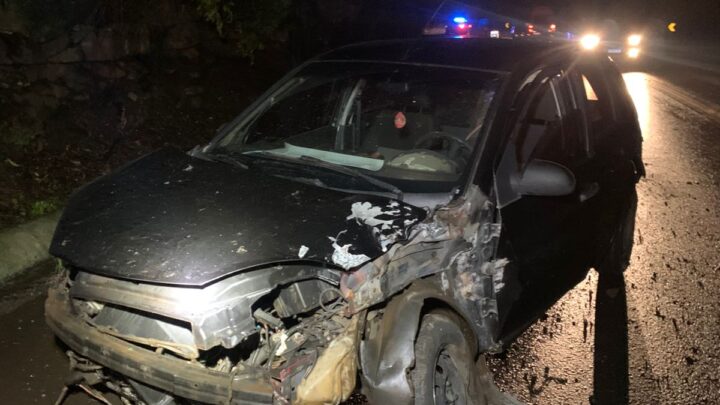 Carro sai da pista e se choca contra parede de pedras em Cordilheira Alta