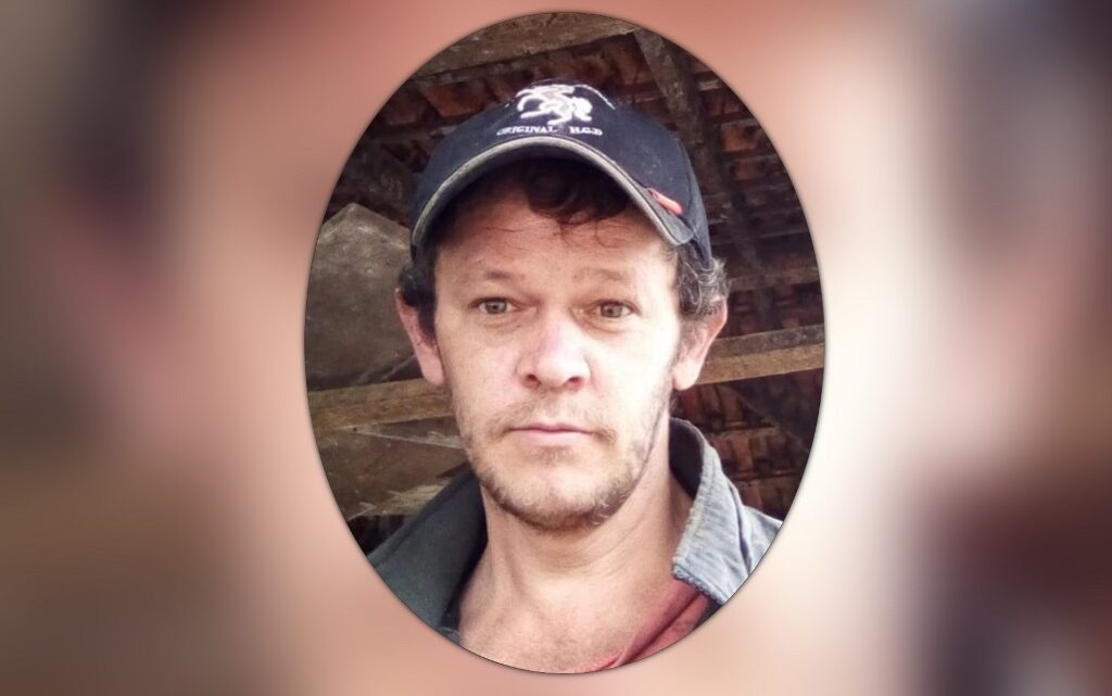 Homem morre prensado entre caminhões durante transferência de carga em SC