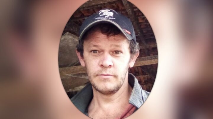 Homem morre prensado entre caminhões durante transferência de carga em SC