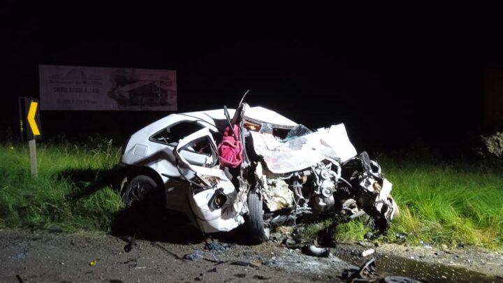 Motorista fica preso nas ferragens ao bater de frente com caminhão em Catanduvas