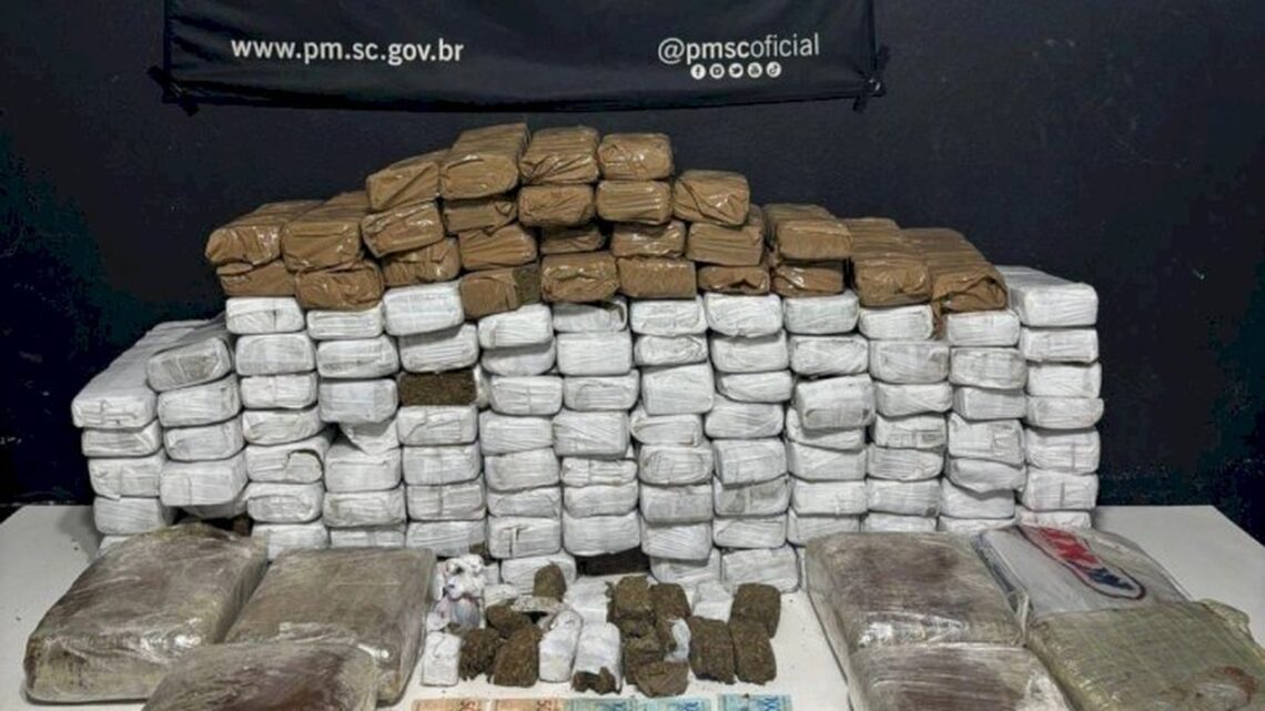 Veículo é apreendido em Itajaí com quase 90 kg de drogas