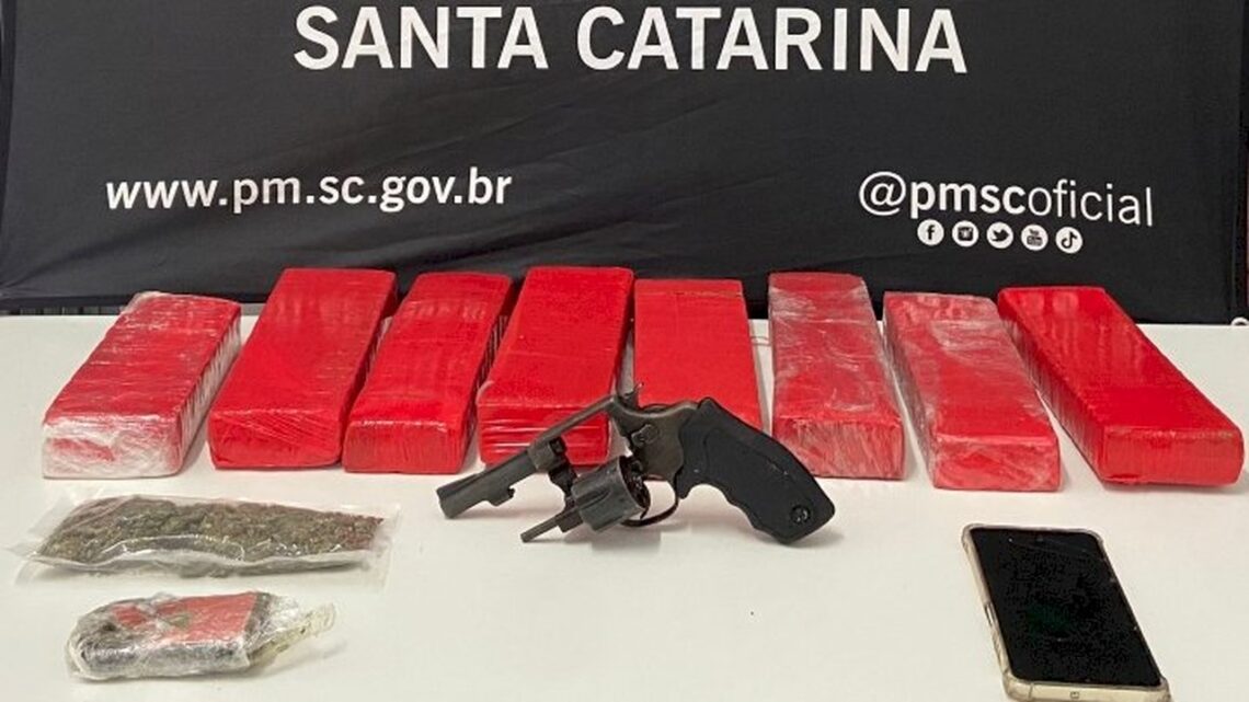 Dois homens são presos com drogas e arma de fogo após tentativa de fuga em Rio Negrinho