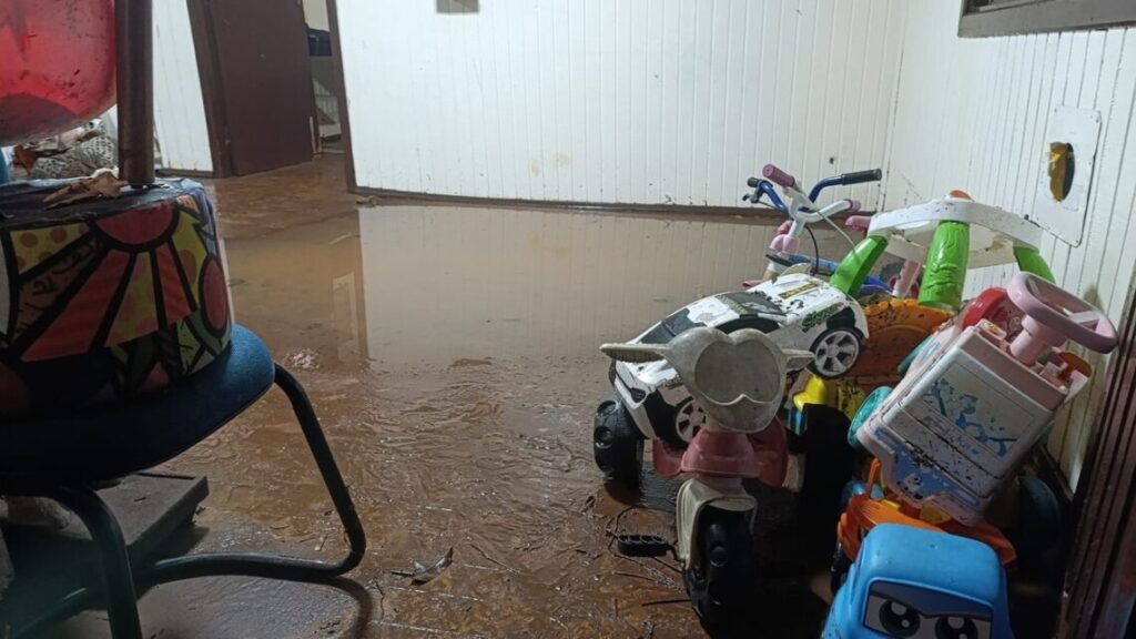 Defesa Civil distribui 200 m² de lona após fortes chuvas em Chapecó