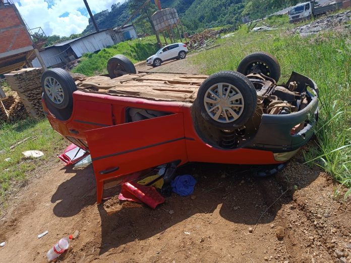 Homem fica ferido após capotamento em Passos Maia