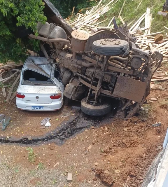 Grave acidente deixa motorista e pedestre mortos em Arvoredo; veja o vídeo do acidente