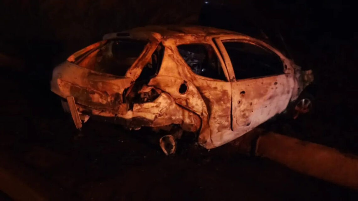 Acidente com três carros e moto deixa dois feridos e carro em chamas na BR-282 em SC