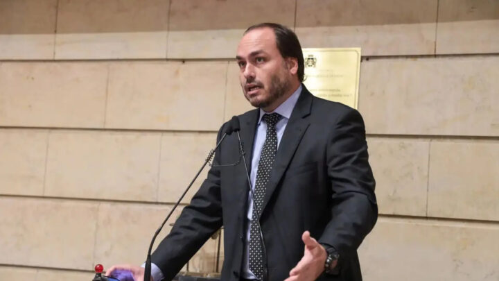 Carlos Bolsonaro transfere título de eleitor para SC e já tem local de votação definido