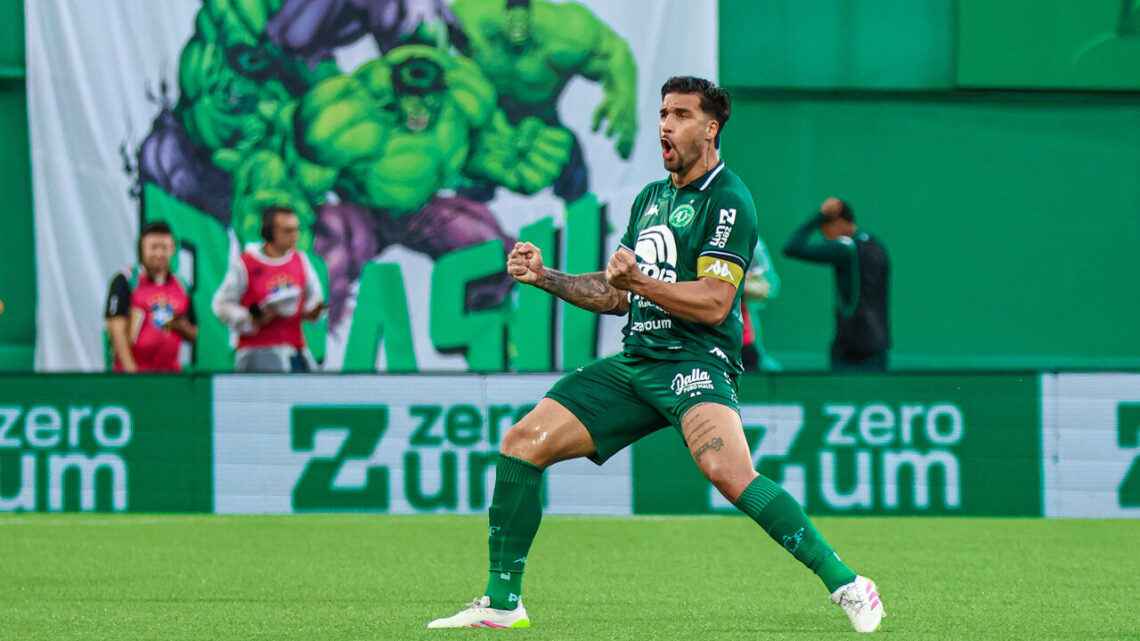 Chapecoense renova contrato com Bruno Leonardo